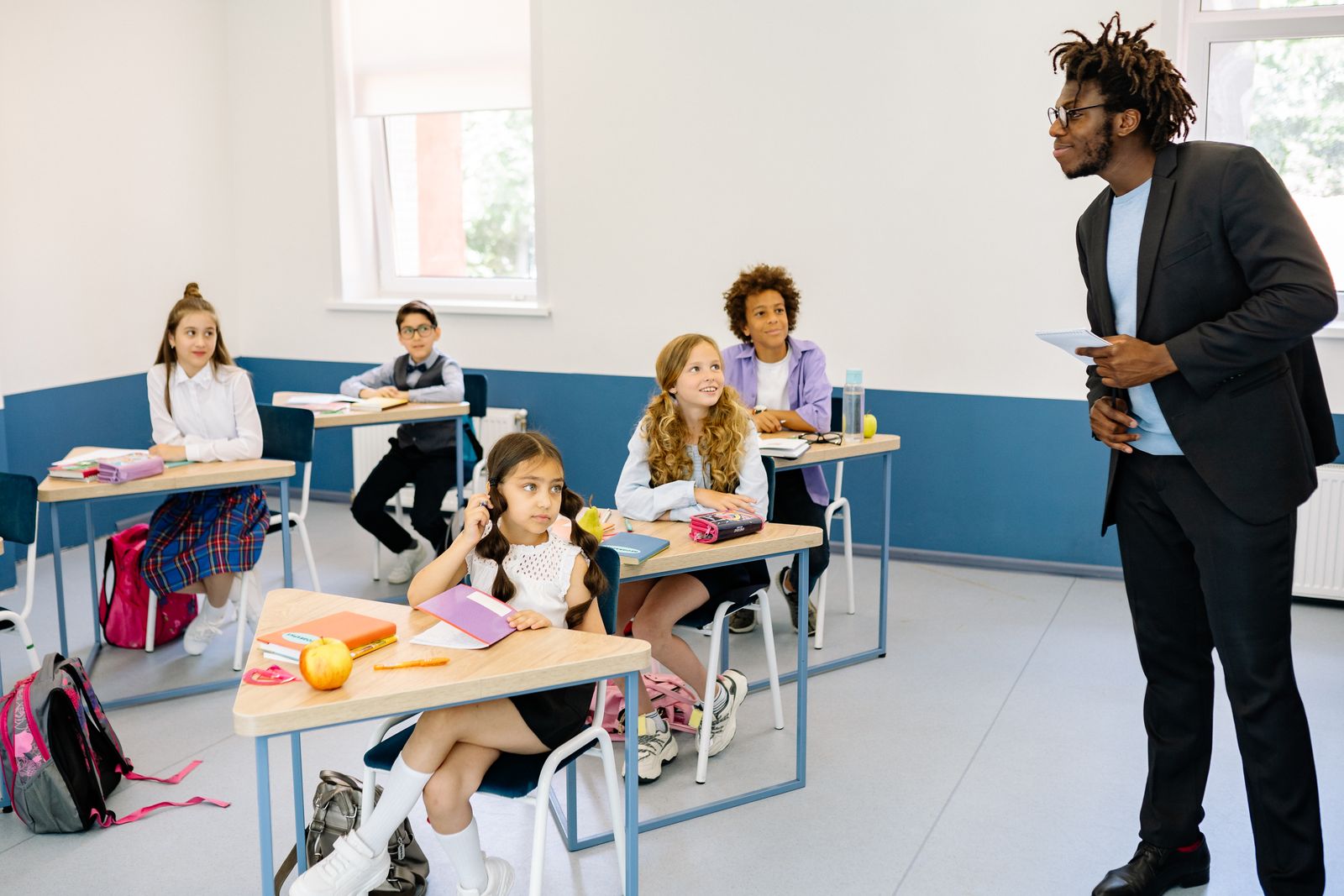 Charla de sensibilización con alumnado en un aula